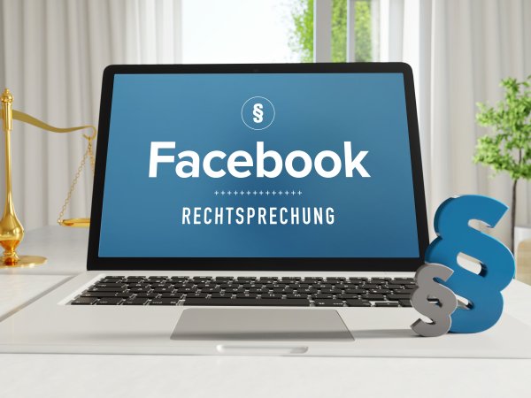 Facebook – Recht, Gesetz, Internet. Laptop im Büro mit Begriff auf dem Monitor. Paragraf und Waage.