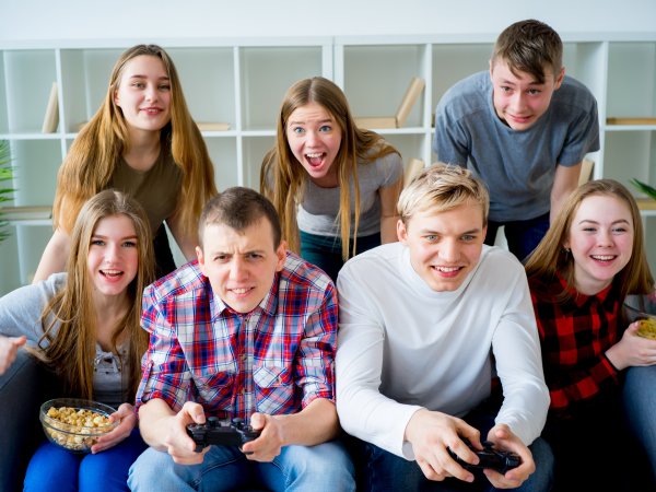 Gruppe junger Menschen spielt ein Konsolenspiel