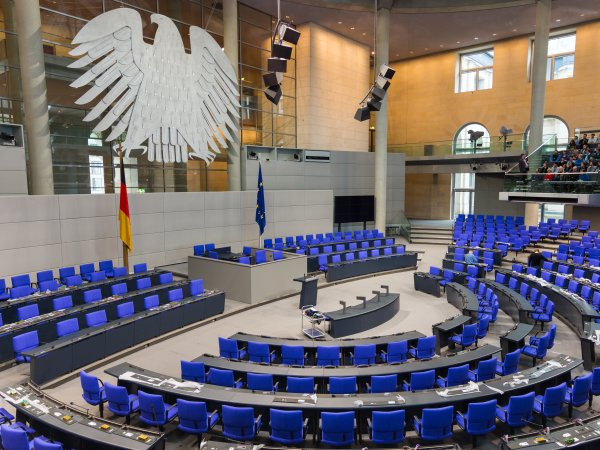 leerer Plenarsaal des Bundestags