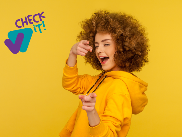 Zu sehen ist eine Junge Frau mit Lockenkopf und gelben Hoodie, mit "Check it!" Slogan und Verbraucherchecker Projekt-Logo