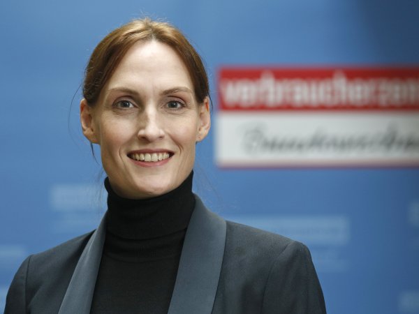 Zu sehen ist Jutta Gurkmann im Portrait vor einer blauen vzbv-Wand mit vzbv Logo.