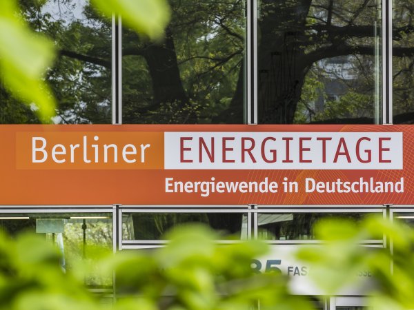 Logo der Berliner Energietage an einer Fensterwand
