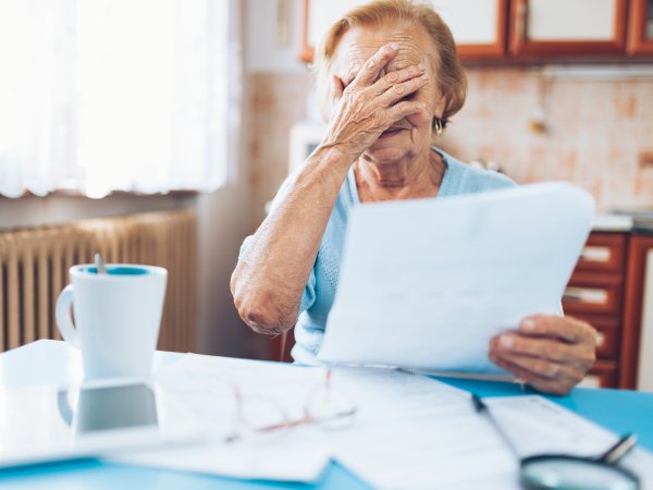 Seniorin liest geschockt ihre Energierechnung