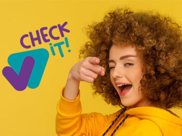 Zu sehen ist eine Junge Frau mit Lockenkopf und gelben Hoodie, mit "Check it!" Slogan und Verbraucherchecker Projekt-Logo