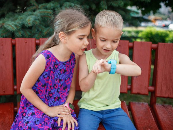 Kinder nutzen eine Smartwach