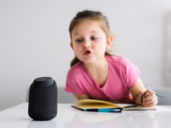 Kind benutzt Smart Speaker Anlage