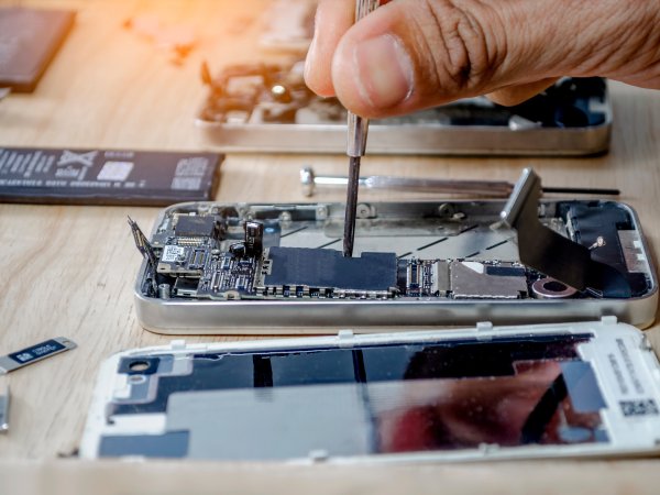 Handy bei der Reparatur