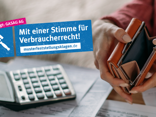 Musterfeststellungsklage-Banner über einer geöffneten leeren Geldbörse und einem Taschenrechner
