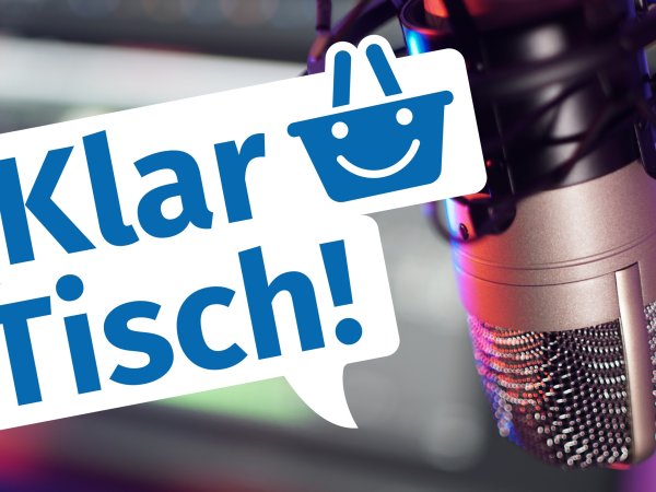 Schriftzug "Klar Tisch!" neben einem Mikrofon