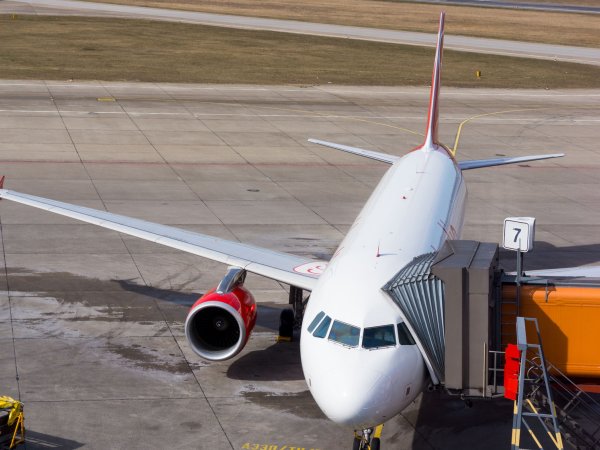 Flugzeug auf Rollfeld