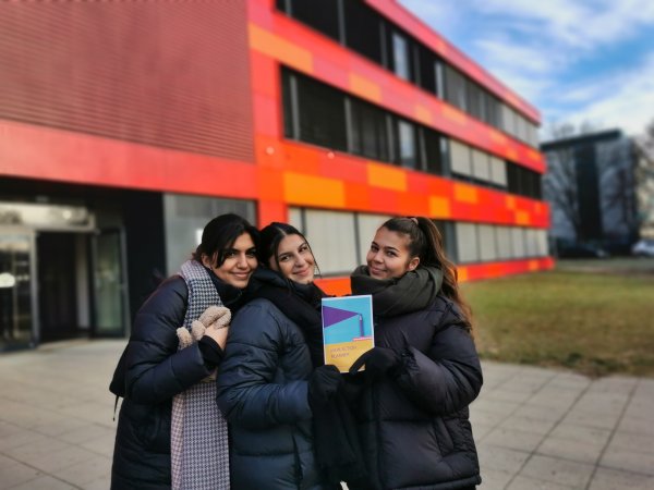 Bild der Trainerinnen vom Projekt Verbraucherchecker vor der Hufelandschule