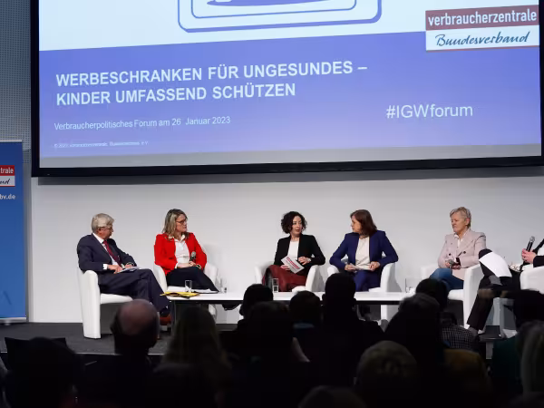 Ramona Pop, Vorständin des vzbv, Prof. Dr. Dr. Berthold Koletzko Vorsitzender, Stiftung Kindergesundheit, Christina Stumpp, CDU/CSU-Bundestagsfraktion, Renate Künast Mitglied des Bundestags, Bundestagsfraktion Bündnis 90/Die Grünen, Dr. Tanja Busse, Moderatorin, Dr. Bernd Nauen Hauptgeschäftsführer Zentralverband der Deutschen Werbewirtschaft (ZAW)