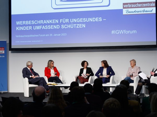 Ramona Pop, Vorständin des vzbv, Prof. Dr. Dr. Berthold Koletzko Vorsitzender, Stiftung Kindergesundheit, Christina Stumpp, CDU/CSU-Bundestagsfraktion, Renate Künast Mitglied des Bundestags, Bundestagsfraktion Bündnis 90/Die Grünen, Dr. Tanja Busse, Moderatorin, Dr. Bernd Nauen Hauptgeschäftsführer Zentralverband der Deutschen Werbewirtschaft (ZAW)
