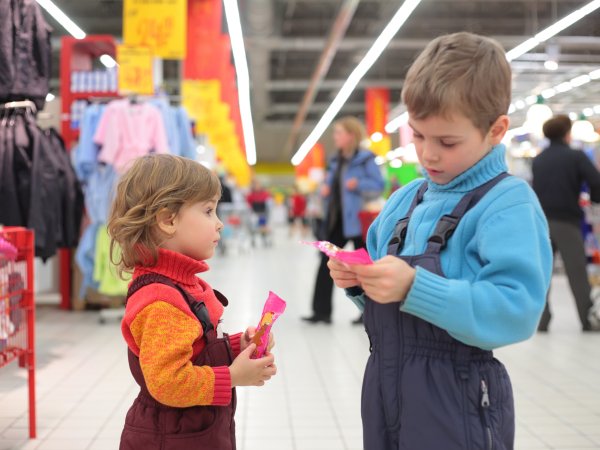 Kinder kaufen Süßigkeiten