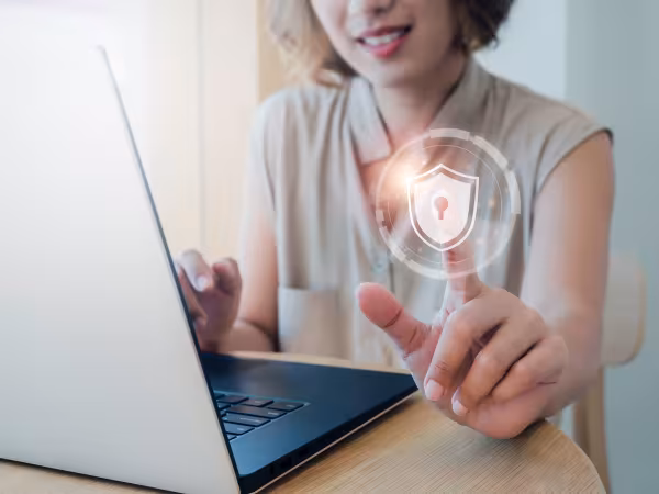Frau sitzt am Laptop 