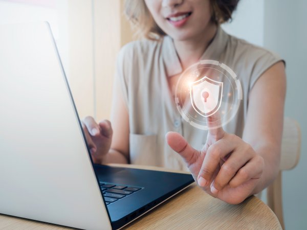 Frau sitzt am Laptop 