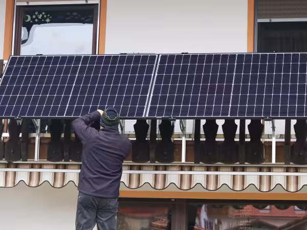 Ein Mann montiert Solarplatten