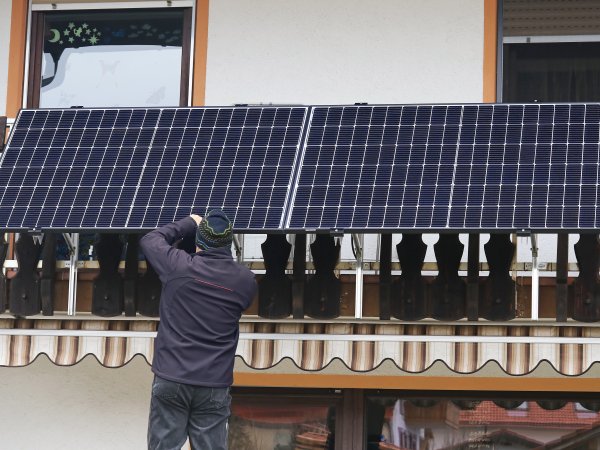 Ein Mann montiert Solarplatten