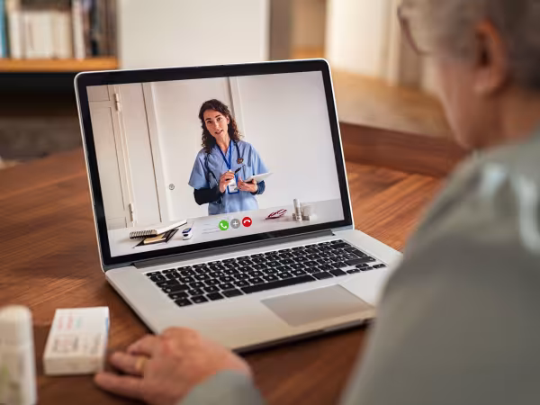 Frau bei Videosprechstunde am Laptop