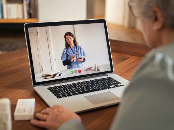 Frau bei Videosprechstunde am Laptop