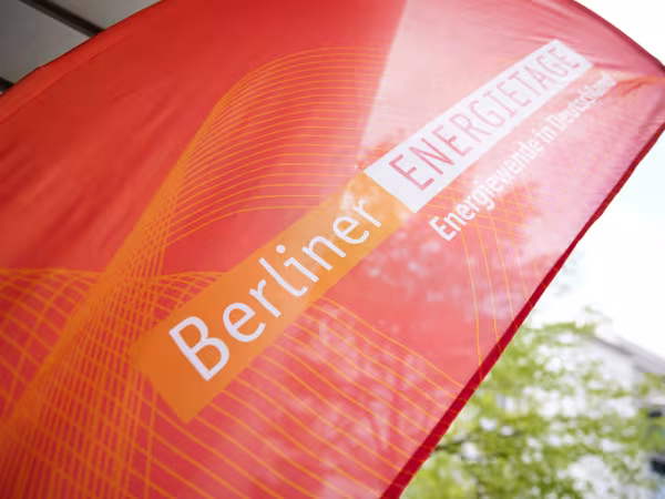 Roter Aufsteller mit der Aufschrift Berliner Energietage