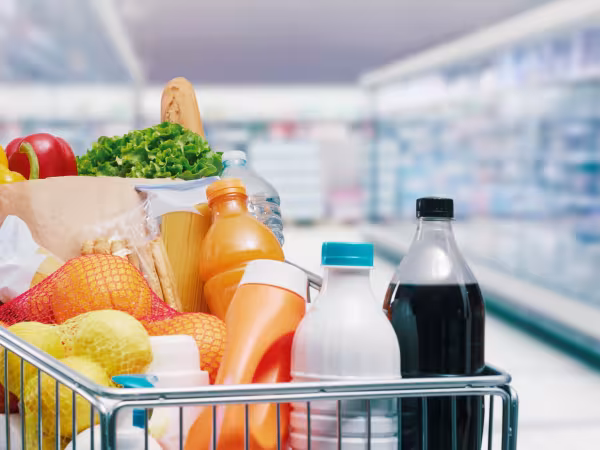 Ein mit Lebensmitteln gefüllter Einkaufswagen in einem Supermarkt