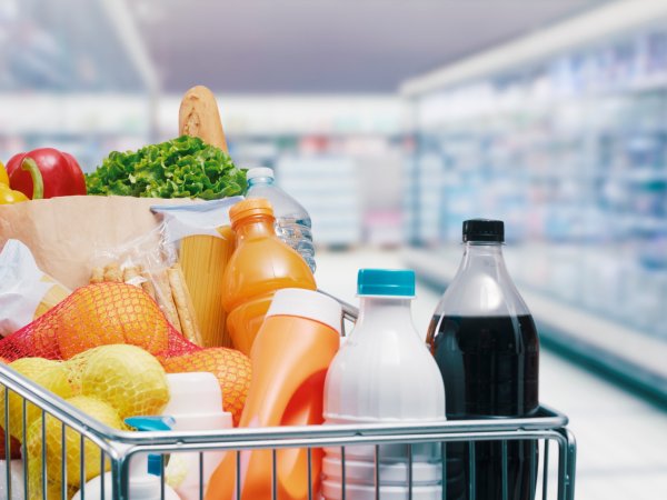 Ein mit Lebensmitteln gefüllter Einkaufswagen in einem Supermarkt