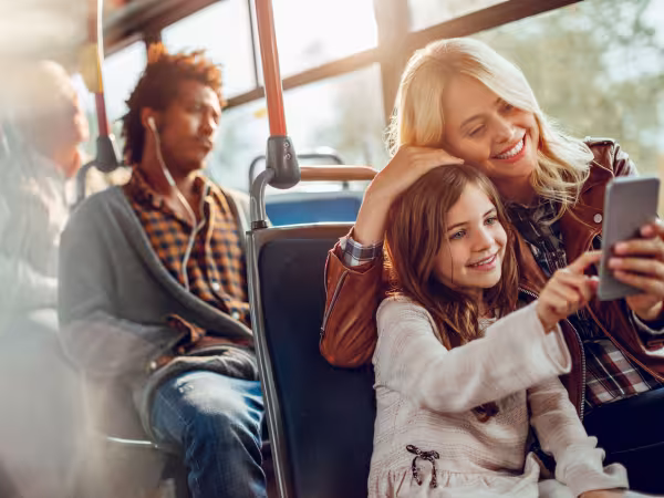 Mutter und Tochter sitzen im Bus 