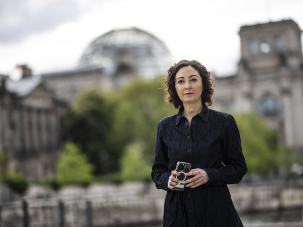 Zu sehen ist Ramona Pop. Im Hintergrund sind Regierungsgebäude sowie die Glaskuppel des Reichstages zu erkennen. 
