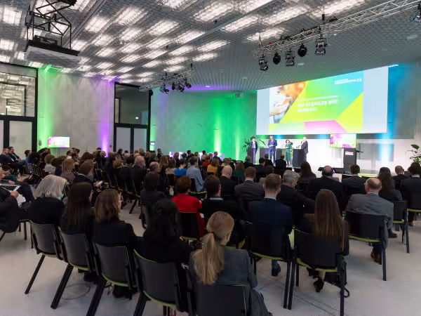 Totale des Zuschauerraums beim Deutschen Verbrauchertag #dvt23 des vzbv im Futurium Berlin