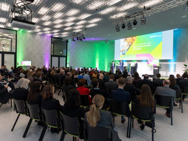 Totale des Zuschauerraums beim Deutschen Verbrauchertag #dvt23 des vzbv im Futurium Berlin