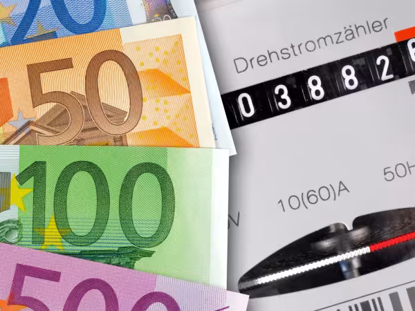 Geldscheine neben einem Stromzähler