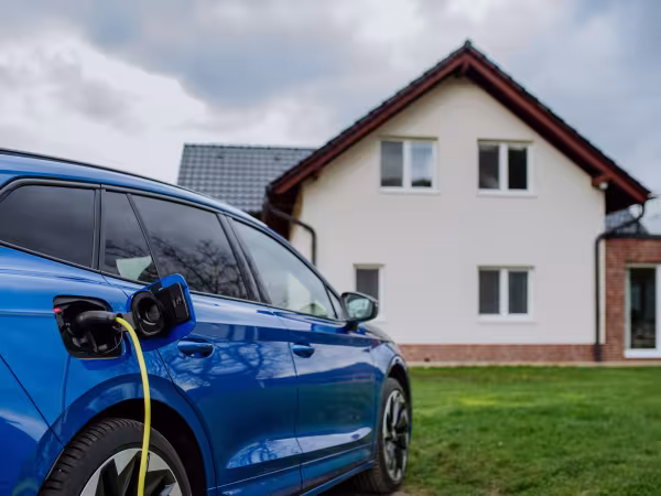 e-Auto vor Einfamilienhaus