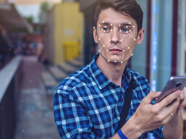 Gesichtserkennungsmaske über dem Gesicht eines Mannes
