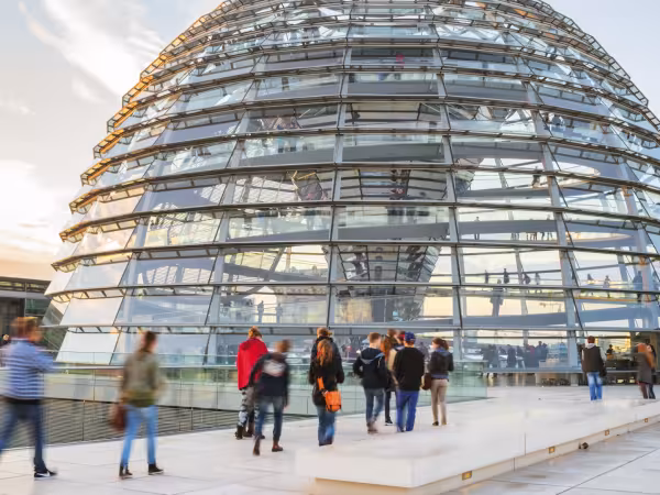 Verbraucher:innen vor der Reichstagskuppel