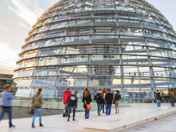 Verbraucher:innen vor der Reichstagskuppel