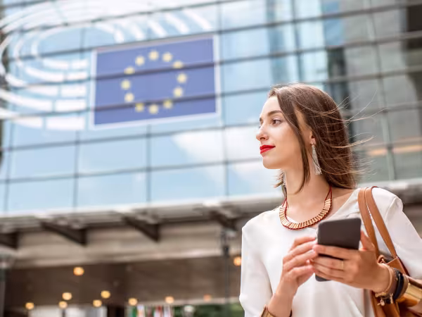 Frau steht vor EU-Parlament