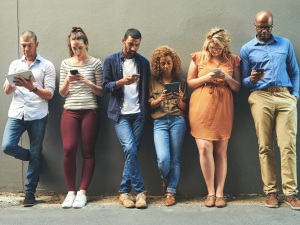 Gruppe von Menschen mit Handy