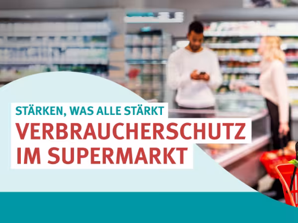 Frau schaut im Spermarkt auf Verpackung, Schriftzug Verbraucherschutz im Supermarkt im Vordergrund