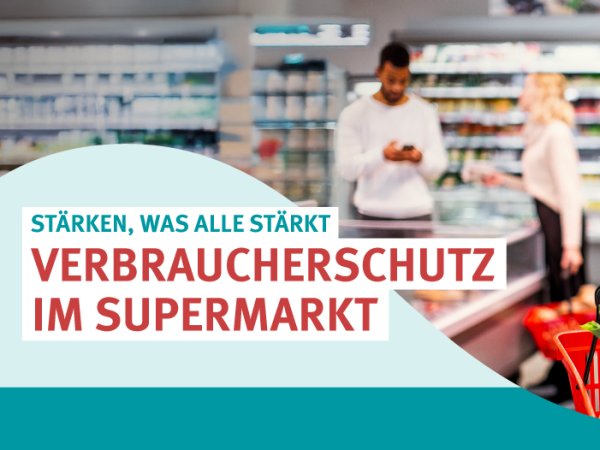 Frau schaut im Spermarkt auf Verpackung, Schriftzug Verbraucherschutz im Supermarkt im Vordergrund