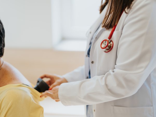 Patientin wird von einer Arztin untersucht