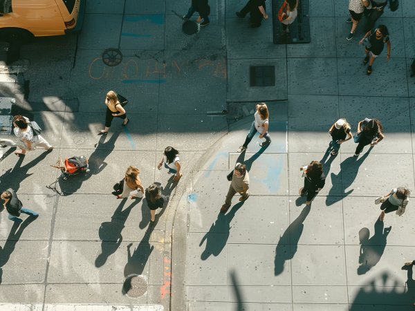 Vogelperspektive einer Fußgängerzone in der Stadt