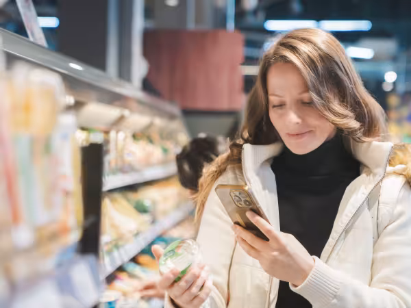 Frau checkt Supermarktapp