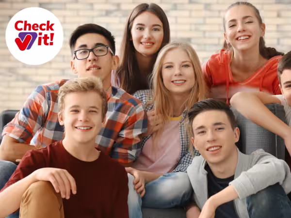 Zu sehen ist eine Gruppe Jugendlicher mit dem Verbraucherchecker-Signet