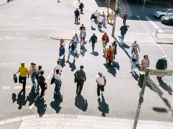 Straßenkreuzung, auf der Menschen die Straße überqueren