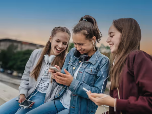 Gruppe von jungen Mädchen am Smartphone