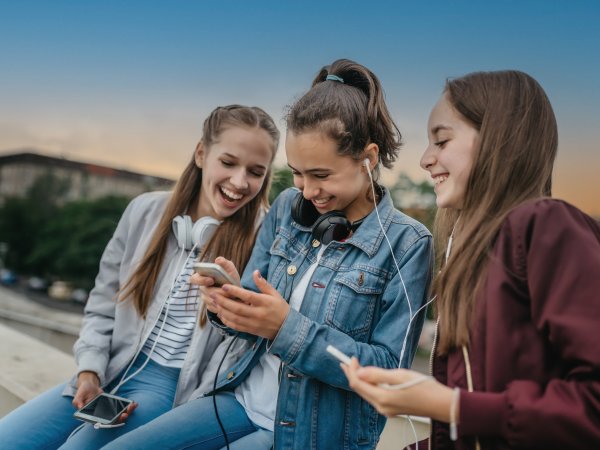 Gruppe von jungen Mädchen am Smartphone