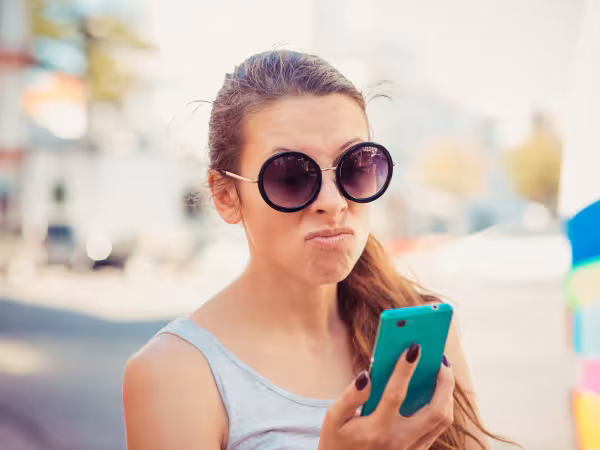 Skeptische Mobilfunk-Nutzerin