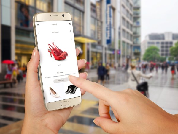 tracking smartphone shopping fotolia 105321513 m stanisic vladimir.jpg