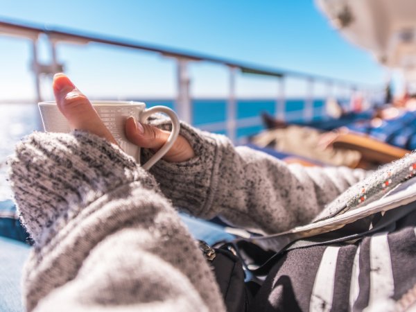 Frau auf Kreuzfahrtschiff